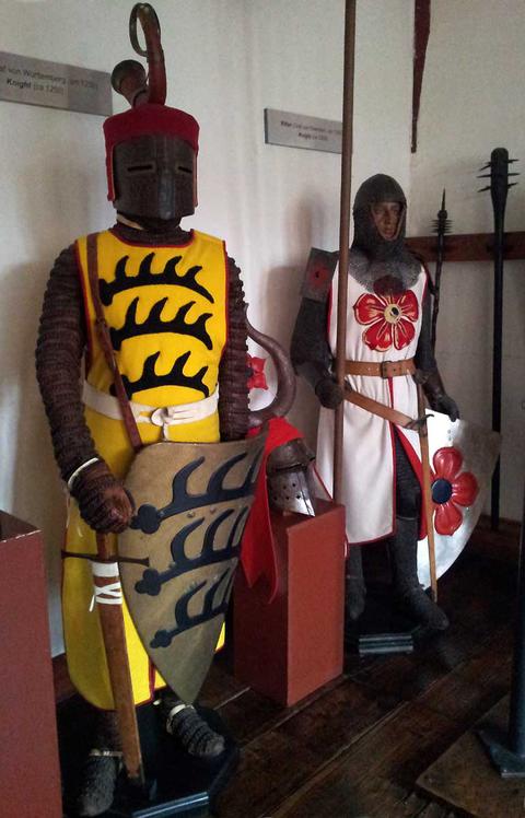 Hochmittelalterliche Ritter in der Rüstkammer